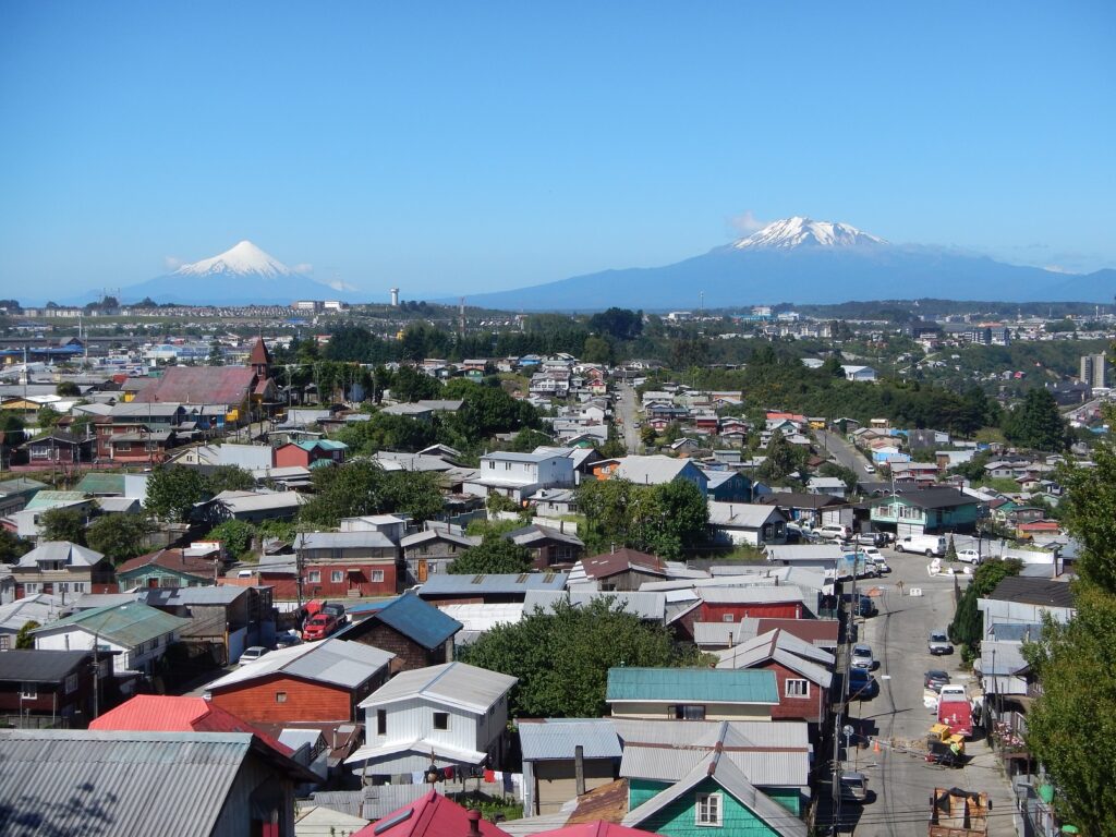 Vulkány za městem Puerto Montt v Chile