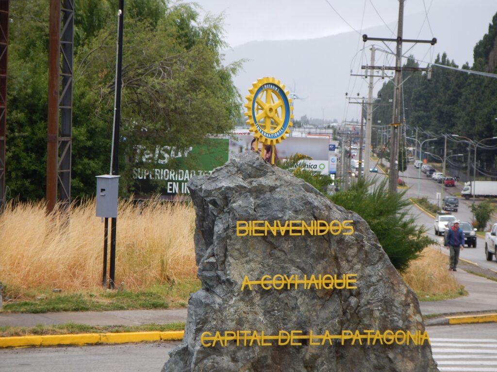 Nápis vítající návštěvníky přijíždějící do Coyhaique po silnici Carretera Austral.