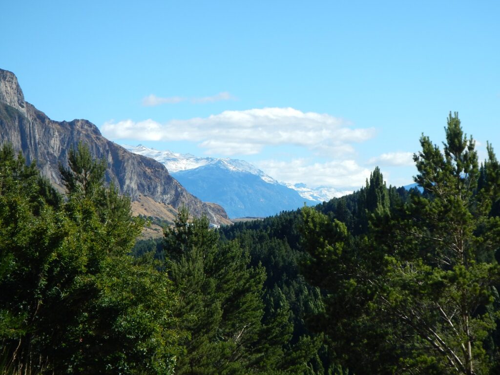 Zasněžené hory v Coyhaique v Chile. Patagonie po silinici Carretera Austral