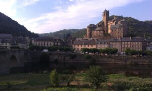 Francouzský hrad v Espalionu cestou do Santiaga de Compostela