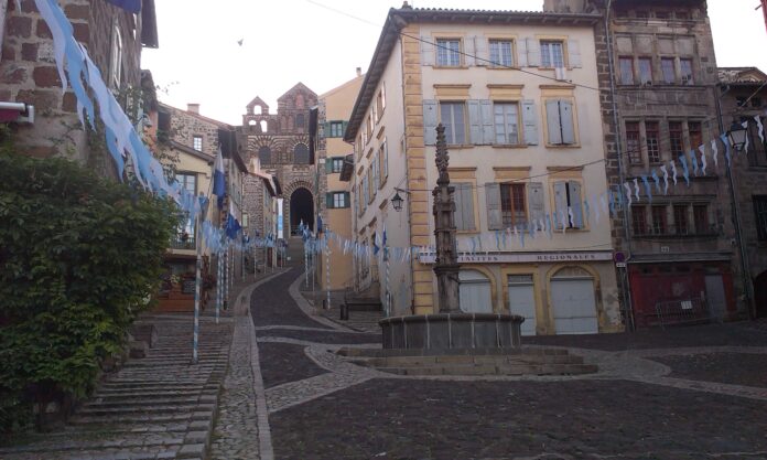 Polovina poutní trasy do Santiago de Compostela vymezuje město Le Puy en Velay a jeho katedrála.