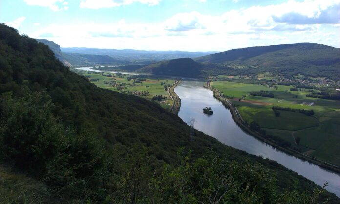 Výhled na zákrutu řeky Rhony ve Francii