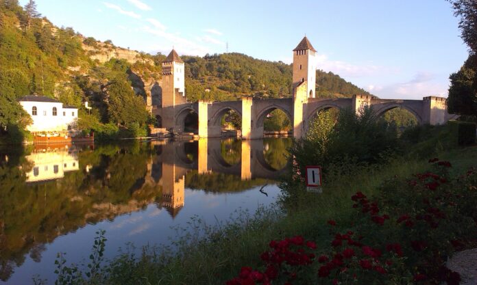 Most v Cahors přes který vede Svatojakubská cesta ve Francii