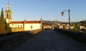 Poutní cesta přes most Ponte de Lima na Camino Portugues