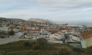 Výhled na město Baza vedle pohoří Sierra de Baza ve španělské Andalusii