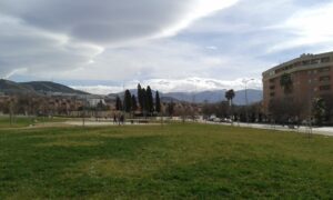 Zasněžené pohoří Sierra Nevada ve španělském městě Granada