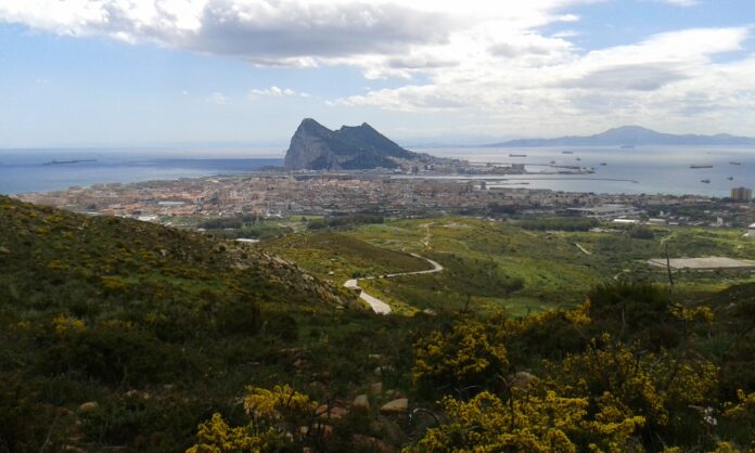 Výhled na La Línea de la Concepcion a Gibraltar