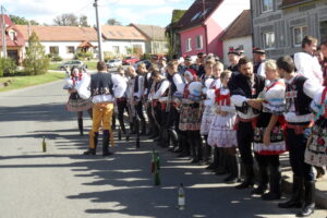 Předání práva nad chasou stárkovi, který po dobu slavností vede hody