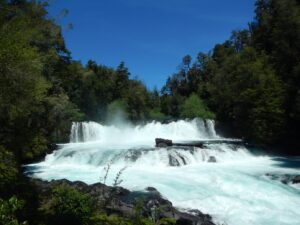 Vodopády Salto de la Leona v přírodní rezervaci Huilo Huilo.