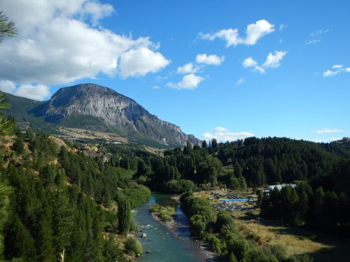 Řeka a hory okolo hlavního města regionu Aysén Coyhaique