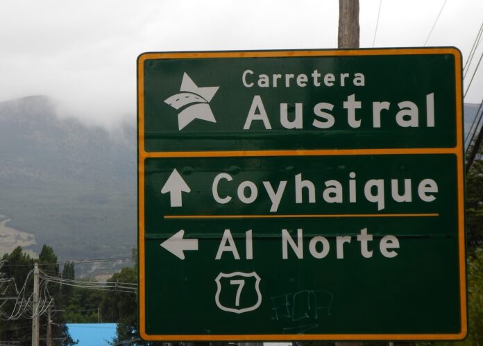 Cedule s nápisem Carretera Austral ve městě Coyhaique v Chile.