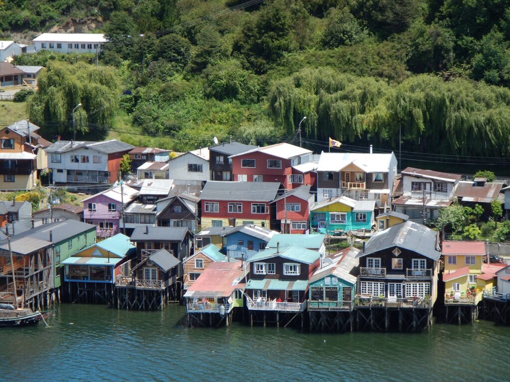 Domy na kůlech zvané Palafitos na Chiloé.