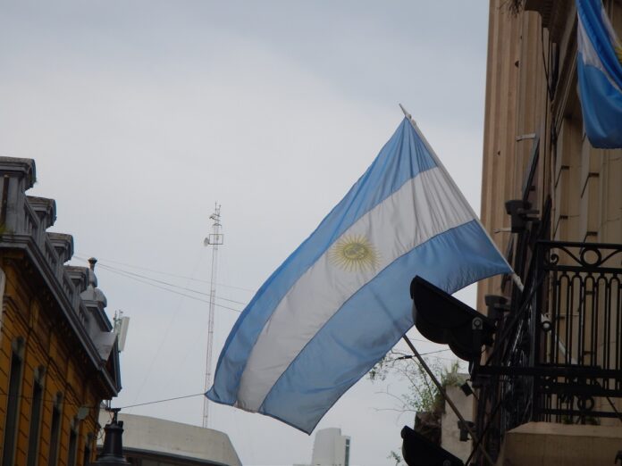 Argentinská vlajka vlající v ulicích Buenos Aires