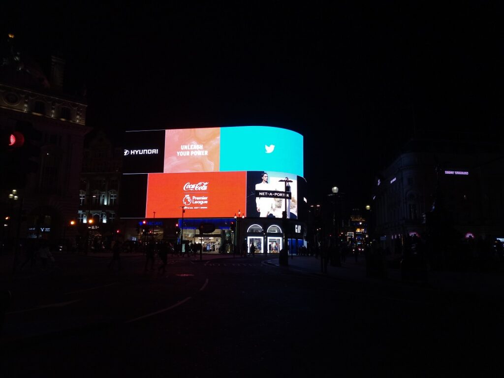 Náměstí a dopravní uzel Piccadilly circus v metropoli Londýn