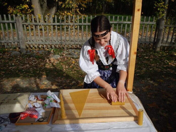 Candelas, výroba svíček, svíčková dílnička, vosk, včelí vosk, svíčka ze včelího vosku, stáčená svíčka, folklór, lidový, lidová, kroj, dívka